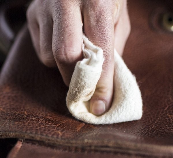 natūralios odos paviršius valomas drėgnu skudurėliu