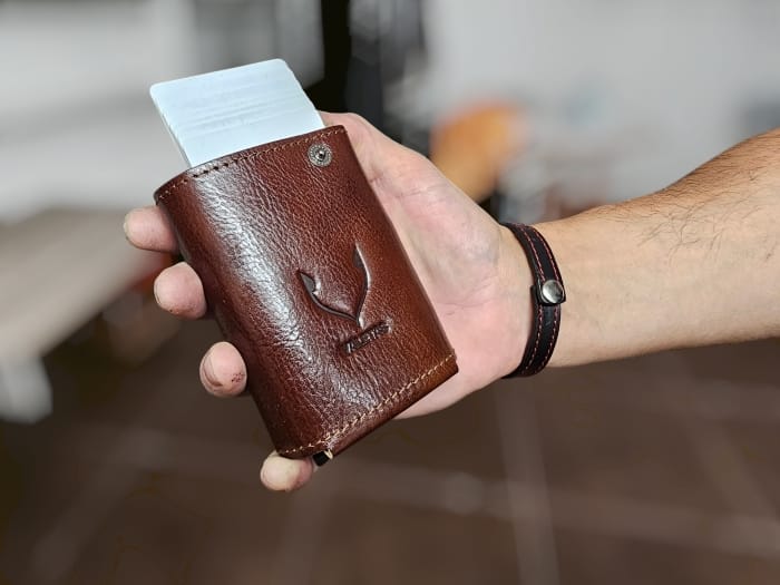 Brązowy portfel Valetas V3 Plius trzymany w dłoni – wysunięte karty i łatwy dostęp