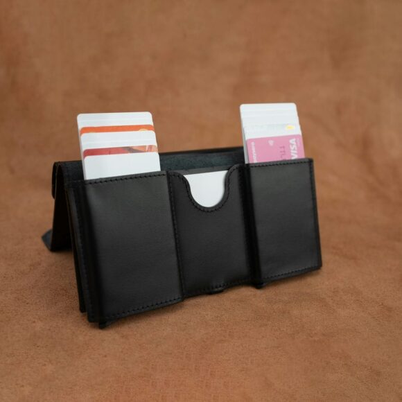 Portfel Valetas V4 Mini z włożonymi kartami – szybki dostęp i organizacja